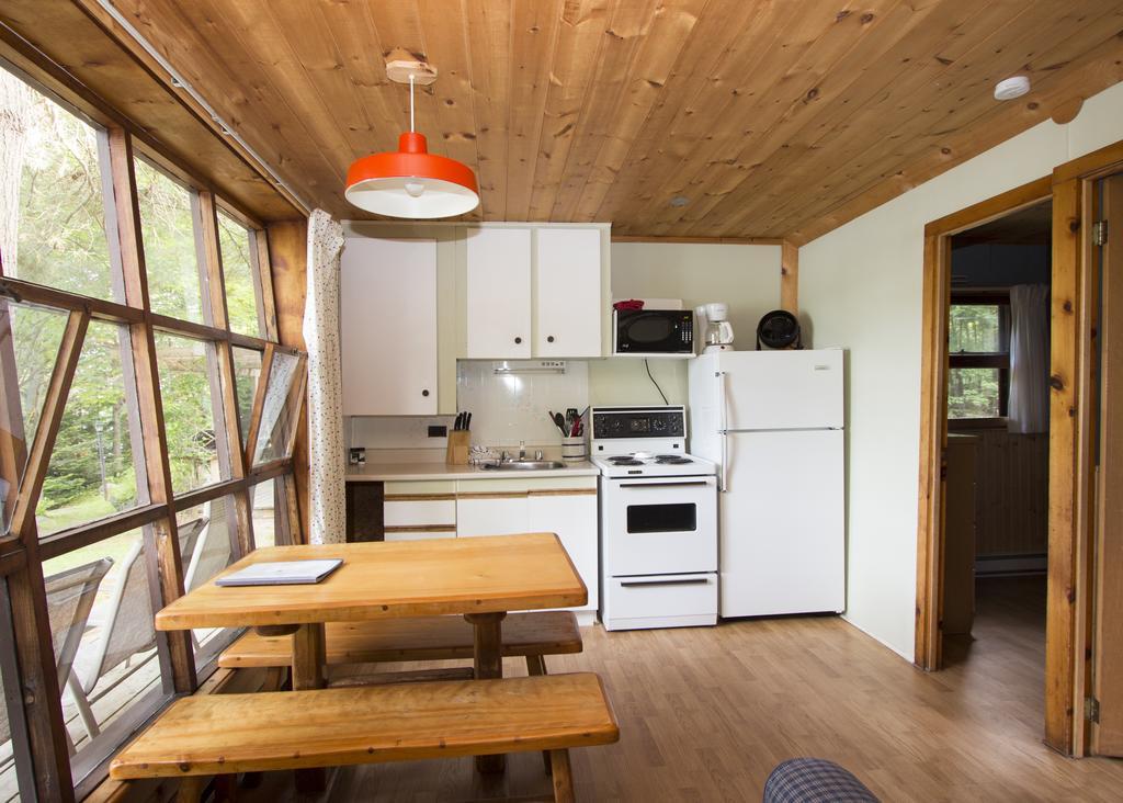 The Pines Cottage Resort Oxtongue Lake Экстерьер фото