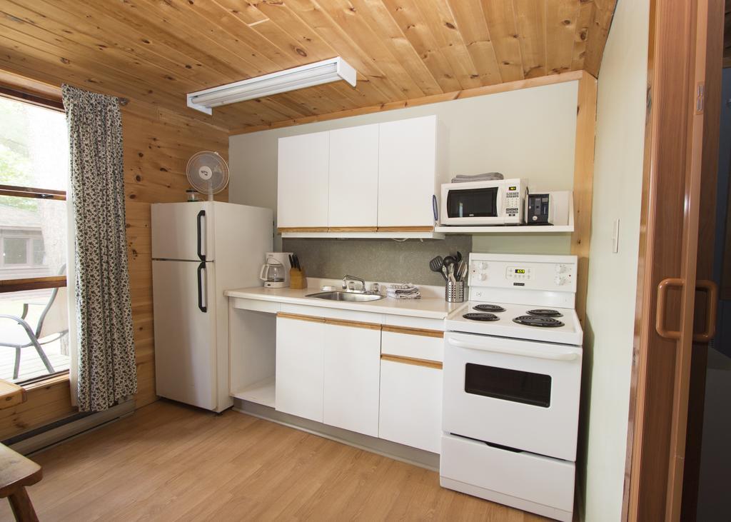 The Pines Cottage Resort Oxtongue Lake Экстерьер фото