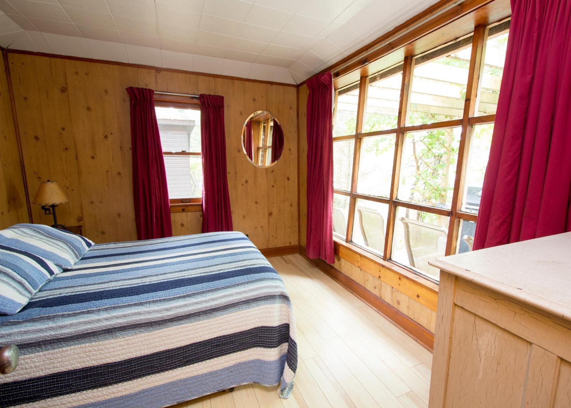 The Pines Cottage Resort Oxtongue Lake Экстерьер фото