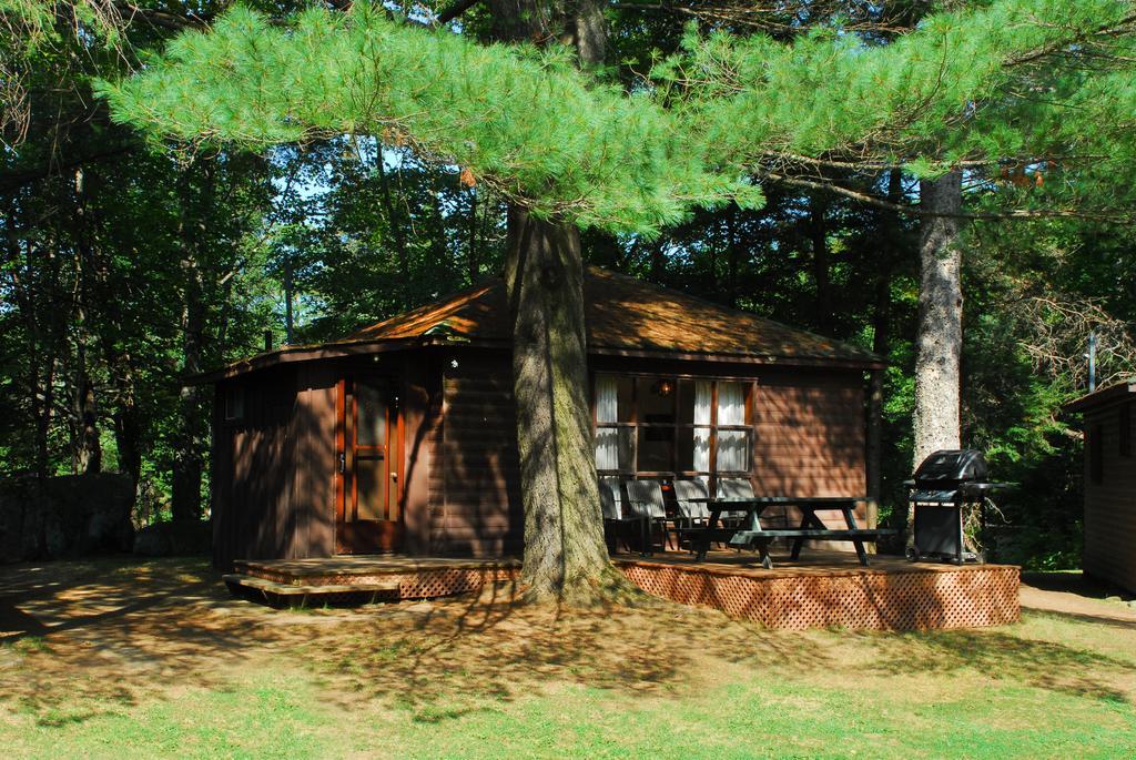 The Pines Cottage Resort Oxtongue Lake Экстерьер фото