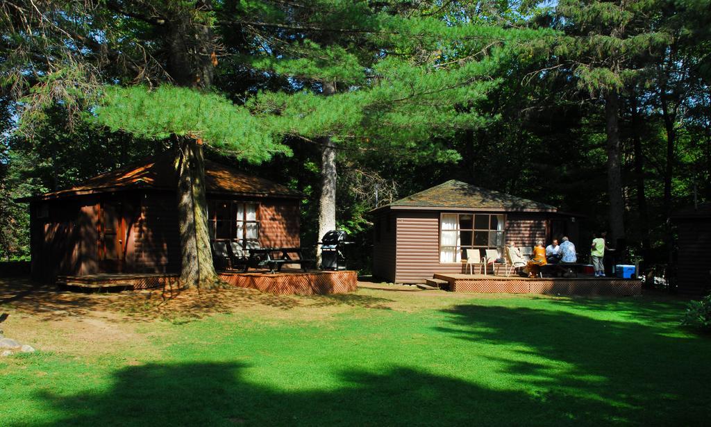 The Pines Cottage Resort Oxtongue Lake Экстерьер фото